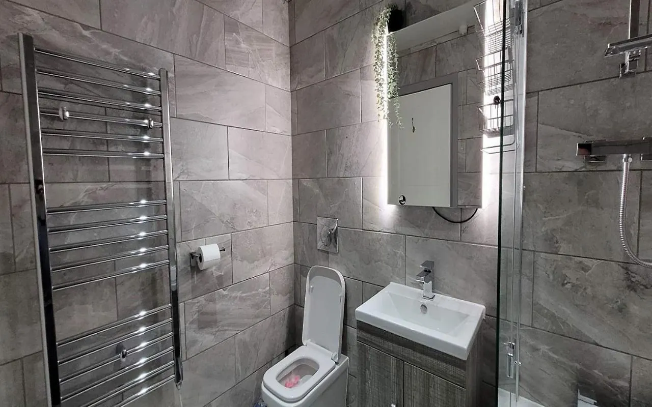 Doncaster City Centre Deluxe Whole Apartment Sleeps 4 D2